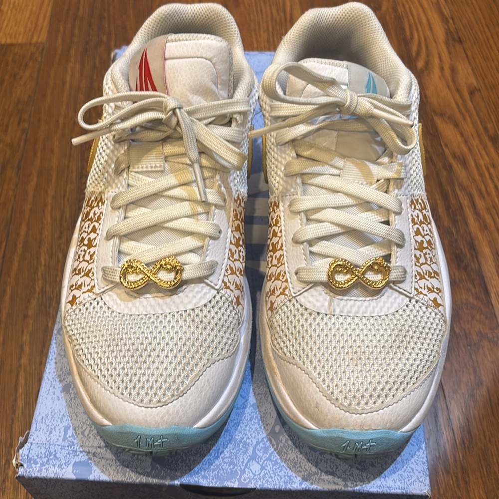 JA1 white/ metallic gold 
Size 6
Good condition